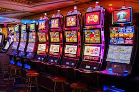 Tampilan berbagai mesin slot online di denistoto dengan tema beragam dan grafis menarik